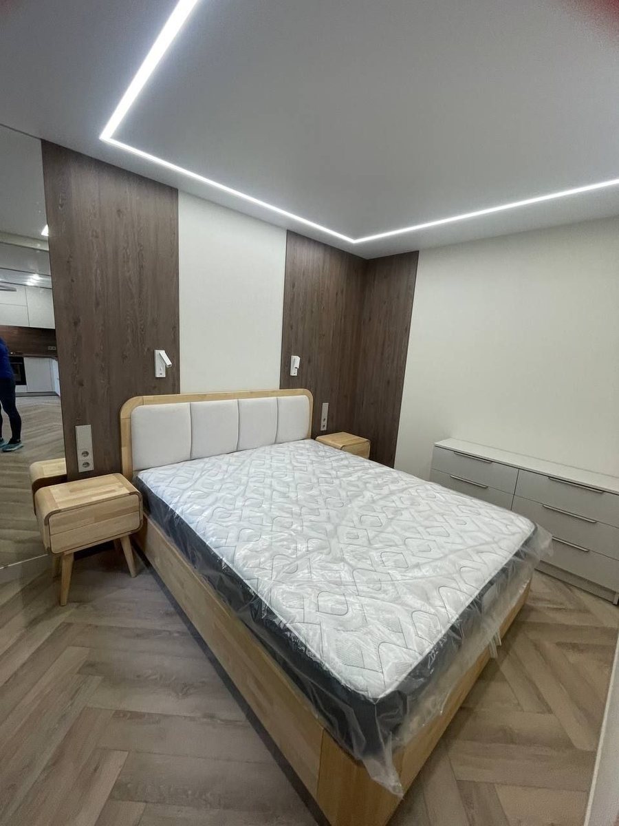 Спальня со световой линией и панелями под орех